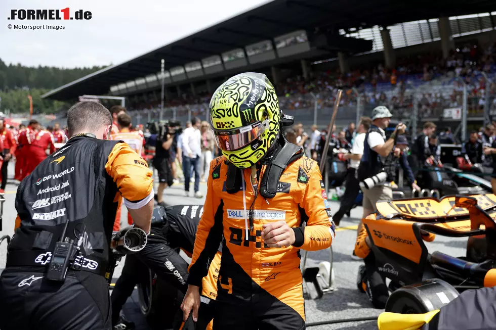 Lando Norris (Redaktion: 3) - Das finden wir auch, geben am Ende aber eine deutlich schlechtere Note. Denn fehlerfrei war Norris keinesfalls. Im Sprint verteidigte er sich laut eigener Aussage "wie ein Amateur", im Rennen handelte er sich eine Tracklimit-Strafe ein. Zudem war er im Duell mit Verstappen auch nicht gerade zimperlich ... Foto zur News: Lando Norris (Redaktion: 3) - Das finden wir auch, geben am Ende aber eine deutlich schlechtere Note. Denn fehlerfrei war Norris keinesfalls. Im Sprint verteidigte er sich laut eigener Aussage "wie ein Amateur", im Rennen handelte er sich eine Tracklimit-Strafe ein. Zudem war er im Duell mit Verstappen auch nicht gerade zimperlich ...