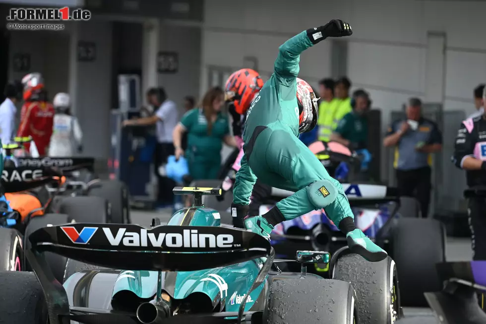 Fernando Alonso (Redaktion: 1) - Bei uns hätten zwei Redakteure nur eine 2 gegeben, die Mehrheit sieht es aber wie unser Experte. Holte mit P5 im Qualifying und P6 im Rennen wohl mehr raus, als der Aston Martin aktuell eigentlich zulässt. Im Normalfall sollte er im Rennen nicht vor einem McLaren und beiden Mercedes-Piloten landen. Foto zur News: Fernando Alonso (Redaktion: 1) - Bei uns hätten zwei Redakteure nur eine 2 gegeben, die Mehrheit sieht es aber wie unser Experte. Holte mit P5 im Qualifying und P6 im Rennen wohl mehr raus, als der Aston Martin aktuell eigentlich zulässt. Im Normalfall sollte er im Rennen nicht vor einem McLaren und beiden Mercedes-Piloten landen.