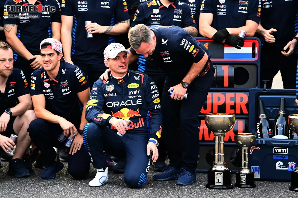 Max Verstappen (Redaktion: 1) - Auch von uns gibt es die Bestnote, allerdings mit einer kleinen Einschränkung. Denn der Sieg war nicht so überlegen, wie wir das von ihm in der Vergangenheit schon gesehen haben. Ändert aber natürlich nichts daran, dass er am Ende wieder einmal nichts anbrennen ließ und unter anderem beide Starts gewann. Foto zur News: Max Verstappen (Redaktion: 1) - Auch von uns gibt es die Bestnote, allerdings mit einer kleinen Einschränkung. Denn der Sieg war nicht so überlegen, wie wir das von ihm in der Vergangenheit schon gesehen haben. Ändert aber natürlich nichts daran, dass er am Ende wieder einmal nichts anbrennen ließ und unter anderem beide Starts gewann.