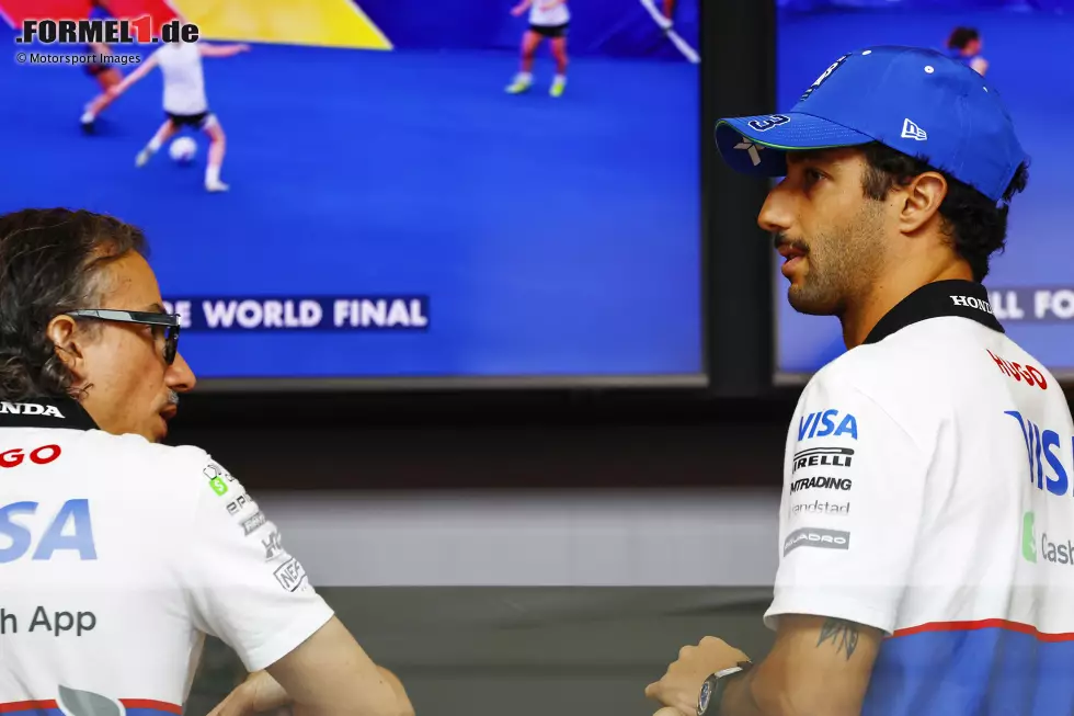 Daniel Ricciardo (Redaktion: 3) - War bis zum ersten Boxenstopp vor seinem Teamkollegen, der am Ende punktete. Ärgerte sich daher nach dem Rennen (zurecht) über seine Strategie. P12 letztendlich, aber da wäre wohl mehr drin gewesen. Foto zur News: Daniel Ricciardo (Redaktion: 3) - War bis zum ersten Boxenstopp vor seinem Teamkollegen, der am Ende punktete. Ärgerte sich daher nach dem Rennen (zurecht) über seine Strategie. P12 letztendlich, aber da wäre wohl mehr drin gewesen.