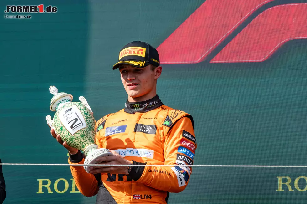 Lando Norris (Redaktion: 2) - Ein Redakteur hätte auch bei uns die Bestnote gegeben, die Mehrheit war allerdings dagegen, weil er zunächst den Start verlor und dann bis zur Rennmitte auch nicht schneller als Piastri war. Das Kräfteverhältnis kippte erst danach leicht. Etwas zu wenig für eine 1. Foto zur News: Lando Norris (Redaktion: 2) - Ein Redakteur hätte auch bei uns die Bestnote gegeben, die Mehrheit war allerdings dagegen, weil er zunächst den Start verlor und dann bis zur Rennmitte auch nicht schneller als Piastri war. Das Kräfteverhältnis kippte erst danach leicht. Etwas zu wenig für eine 1.