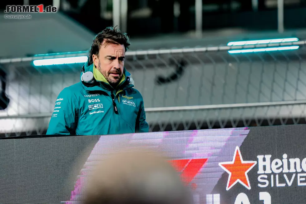 Fernando Alonso (Redaktion: 3) - Das schlechte Qualifying mit dem Aus in Q1 konnte der Spanier mit einem guten Rennen glattbügeln. Die Strategie mit Soft am Start ging nicht auf, am Ende verfehlte er die Punkte aber denkbar knapp. In Summe macht das eine 3. Foto zur News: Fernando Alonso (Redaktion: 3) - Das schlechte Qualifying mit dem Aus in Q1 konnte der Spanier mit einem guten Rennen glattbügeln. Die Strategie mit Soft am Start ging nicht auf, am Ende verfehlte er die Punkte aber denkbar knapp. In Summe macht das eine 3.