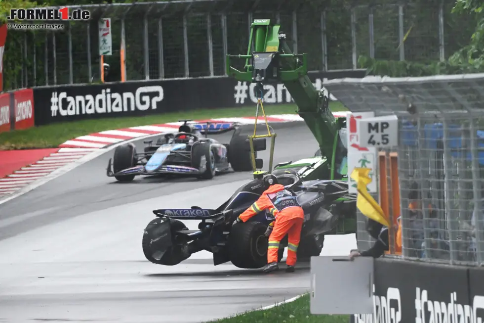 Foto zur News: ... Norris war bereits vorbei, seine Verfolger nicht, wodurch sich der Vorsprung auf 11 Sekunden erweiterte. Gelbe Flaggen wurden geschwenkt, ein Safety-Car drohte, doch McLaren holte Norris nicht an die Box, um die Position auf der Strecke nicht zu verlieren. Mit neuen Intermediates ...