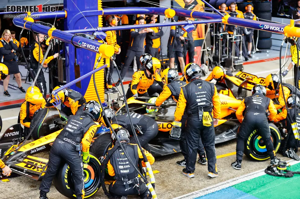 Foto zur News: ... und vor Piastri auf die Strecke zurückgekehrt wäre. Doch beim zweiten Reifenwechsel zurück auf Trockenreifen stoppte McLaren erneut zu spät, aus Angst, die Strecke könnte noch zu nass sein. Außerdem setzte man auf den falschen Reifen - einen gebrauchten Soft, der schon früh im Mittelfeld durch hohen Verschleiß auffiel. Hamilton ...