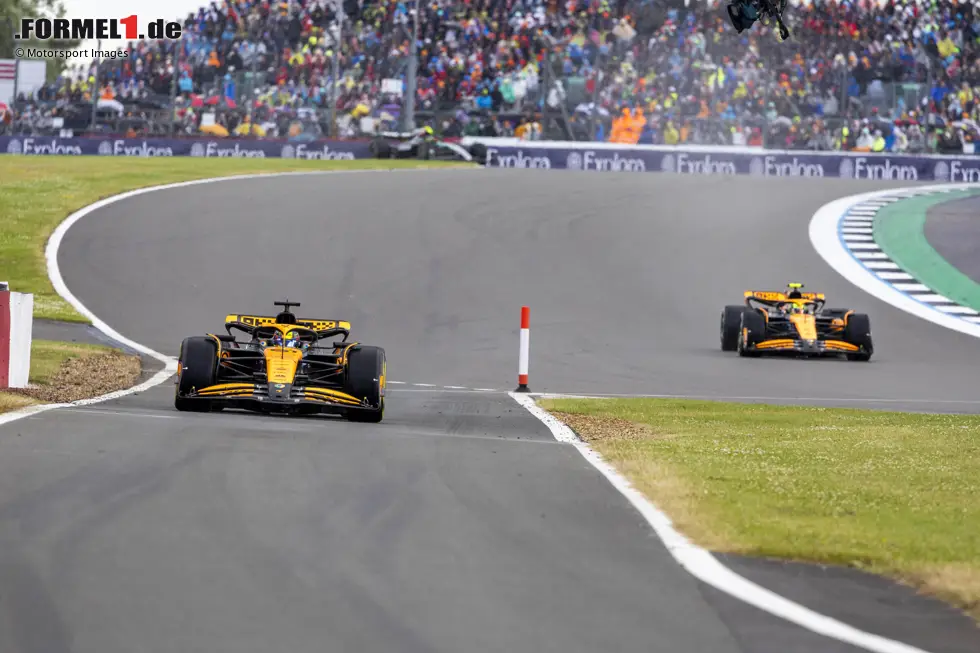 Foto zur News: ... 18 Sekunden - deutlich mehr als der Zeitverlust eines Doublestacks. Hätte man Piastri ebenfalls in Runde 27 gestoppt, hätte er am Ende eine echte Chance gehabt, Lewis Hamilton für den Sieg zu überholen. Noch klarer hätte Norris gewinnen können, da er beim Doublestack an der Spitze gewesen wäre ...