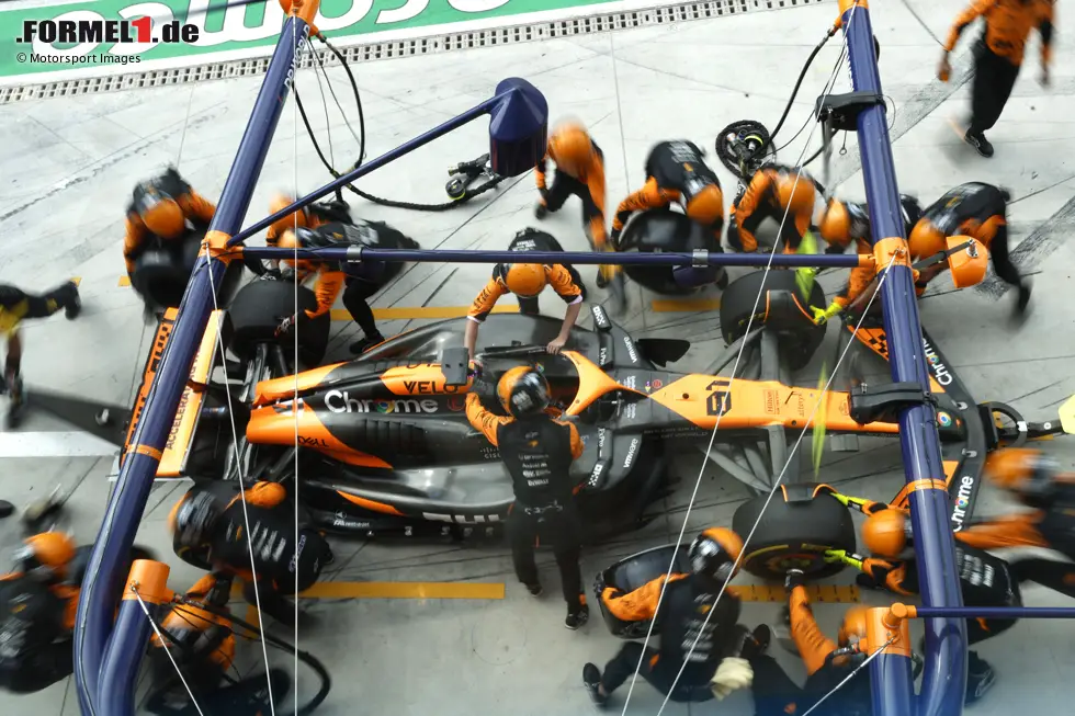 Foto zur News: ... McLaren holte den Australier in Runde 38 erneut rein. Ein kapitaler Fehler - an der Spitze hätte man bei diesem Vorsprung auf Leclercs zweiten Stopp warten sollen, da keine Undercut-Gefahr bestand. Ferrari gewann das Rennen dank der Einstoppstrategie.