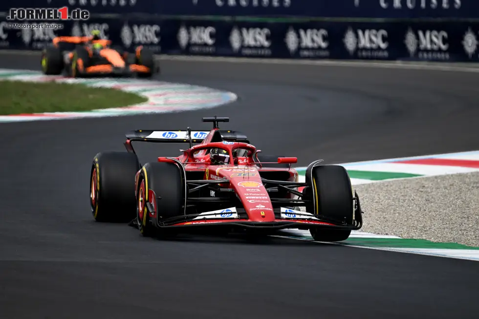 Foto zur News: ... blieb draußen, um Norris mit einem Overcut zu schlagen. Ferrari setzte dabei insgeheim sogar auf die Einstoppstrategie - der zweite Stopp sollte nie erfolgen. McLarens größter Fehler: Piastri konnte an der Spitze davonziehen und ein Polster von sechs Sekunden auf Leclerc aufbauen, doch ...