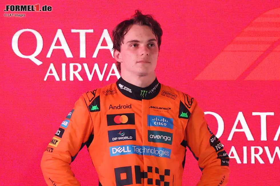 Foto zur News: ... man damit sicher mit einem Fahrer falsch gelegen hätte und ein fairer WM-Kampf im Team gewahrt bleiben sollte. Aus Platz 1 und 3 wurden so die Plätze 2 und 4 - und das fast sichere WM-Aus für Oscar Piastri, der mit einem Sieg mehr Boden auf Norris hätte gutmachen können. Profiteur: Max Verstappen.