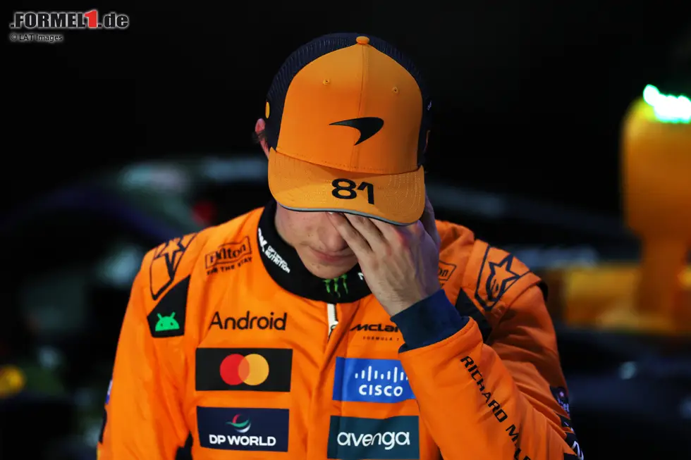 Foto zur News: Flop 2 - Katar 2025: Eines der skurrilsten Bilder der Saison, das an Mercedes&#039; Fauxpas mit Lewis Hamilton in Ungarn 2021 erinnert. Mit der maximal erlaubten Stintlänge von 25 Runden war bereits vor dem Rennen klar, dass ein Boxenstopp in Runde 7 eine valide Option sein könnte ...