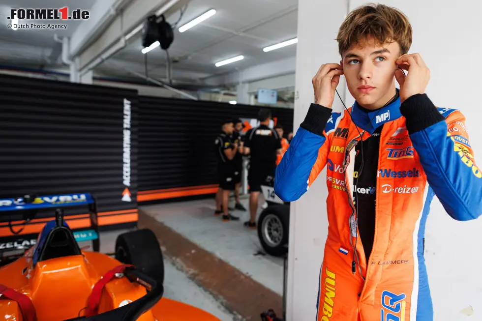 ... geht auch sein Sohn Rene im Formelsport an den Start. 2025 fährt der 17-Jährige unter anderem in der spanischen Formel 4, wo er auch bereits Rennen gewinnen konnte. Er steht allerdings noch ganz am Anfang seiner Einsitzerkarriere, auch hier ist der Weg in die Formel 1 also noch sehr weit. Foto zur News: ... geht auch sein Sohn Rene im Formelsport an den Start. 2025 fährt der 17-Jährige unter anderem in der spanischen Formel 4, wo er auch bereits Rennen gewinnen konnte. Er steht allerdings noch ganz am Anfang seiner Einsitzerkarriere, auch hier ist der Weg in die Formel 1 also noch sehr weit.