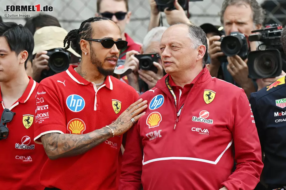 Lewis Hamilton (Redaktion: 3) - Aus diesem Grund gibt es von uns auch keine 2. Das Hauptrennen zählt für uns deutlich mehr als der Sprint, und da war er viel zu langsam - und sogar langsamer als der Teamkollege im kaputten Auto. Das gleicht dann auch der ohne Frage starke Sprint nicht mehr aus. Foto zur News: Lewis Hamilton (Redaktion: 3) - Aus diesem Grund gibt es von uns auch keine 2. Das Hauptrennen zählt für uns deutlich mehr als der Sprint, und da war er viel zu langsam - und sogar langsamer als der Teamkollege im kaputten Auto. Das gleicht dann auch der ohne Frage starke Sprint nicht mehr aus.