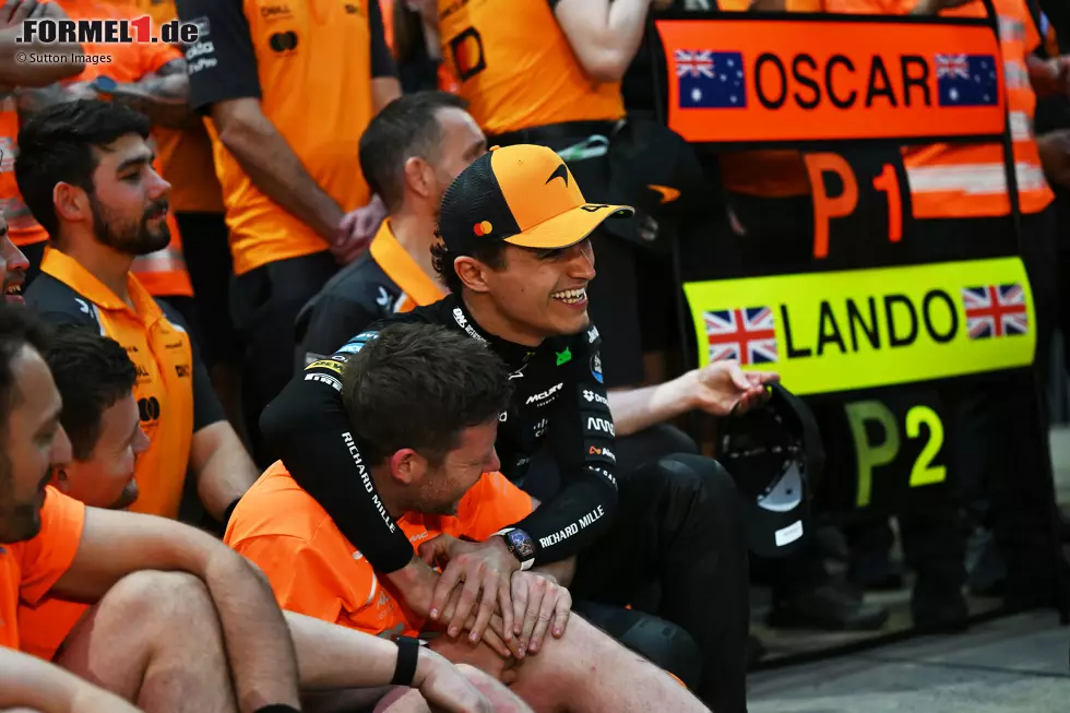 Lando Norris (Redaktion: 3) - Auch bei ihm lag die 2 auf dem Tisch, die Mehrheit der Redaktion sieht es aber wie unser Experte. Ist vor allem im Sprint deutlich unter den Möglichkeiten des McLaren geblieben, und auch im Qualifying und im Rennen konnte er seinem Teamkollegen dieses Mal nicht das Wasser reichen. Foto zur News: Lando Norris (Redaktion: 3) - Auch bei ihm lag die 2 auf dem Tisch, die Mehrheit der Redaktion sieht es aber wie unser Experte. Ist vor allem im Sprint deutlich unter den Möglichkeiten des McLaren geblieben, und auch im Qualifying und im Rennen konnte er seinem Teamkollegen dieses Mal nicht das Wasser reichen.