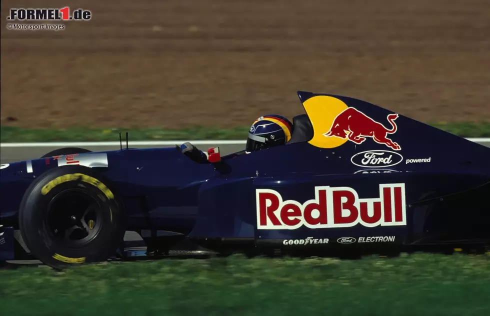 Heinz-Harald Frentzen (Sauber): Der Deutsche gibt sein Formel-1-Debüt 1994 für das Schweizer Team und fährt dort insgesamt drei Jahre. Ende 2002, inzwischen als Vizeweltmeister der Saison 1997 und dreimaliger Grand-Prix-Sieger, kehrt er noch einmal zurück, ehe seine Karriere dort nach der Saison 2003 endet. Foto zur News: Heinz-Harald Frentzen (Sauber): Der Deutsche gibt sein Formel-1-Debüt 1994 für das Schweizer Team und fährt dort insgesamt drei Jahre. Ende 2002, inzwischen als Vizeweltmeister der Saison 1997 und dreimaliger Grand-Prix-Sieger, kehrt er noch einmal zurück, ehe seine Karriere dort nach der Saison 2003 endet.