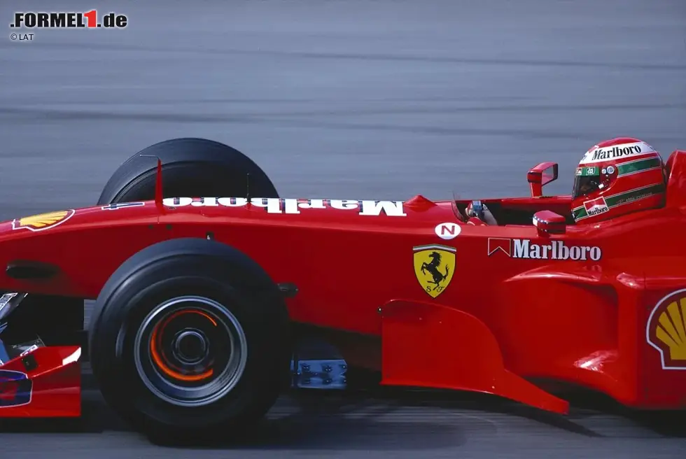 Foto zur News: ... siegt allerdings Mika Häkkinen und sichert sich so den Titel vor Irvine, dem ein dritter Platz nicht reicht. Es ist gleichzeitig sein letztes Rennen für Ferrari, denn zur Saison 2000 wechselt er zu Jaguar. Da fährt Irvine noch drei Jahre ohne nennenswerte Erfolge, dann verabschiedet er sich aus der Formel 1.