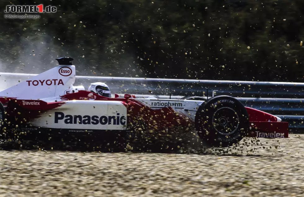 ... ist das kurze Toyota-Gastspiel zugleich das Ende der Formel-1-Karriere. McNish bekommt lediglich ein Jahr in der Königsklasse, in dem er keine Punkte holt. Salo sammelt immerhin zwei Zähler, muss aber Ende 2002 ebenfalls gehen. Bis zum Formel-1-Ausstieg Ende 2009 investiert Toyota einen Haufen Geld, gewinnt aber nie einen Grand Prix. Foto zur News: ... ist das kurze Toyota-Gastspiel zugleich das Ende der Formel-1-Karriere. McNish bekommt lediglich ein Jahr in der Königsklasse, in dem er keine Punkte holt. Salo sammelt immerhin zwei Zähler, muss aber Ende 2002 ebenfalls gehen. Bis zum Formel-1-Ausstieg Ende 2009 investiert Toyota einen Haufen Geld, gewinnt aber nie einen Grand Prix.