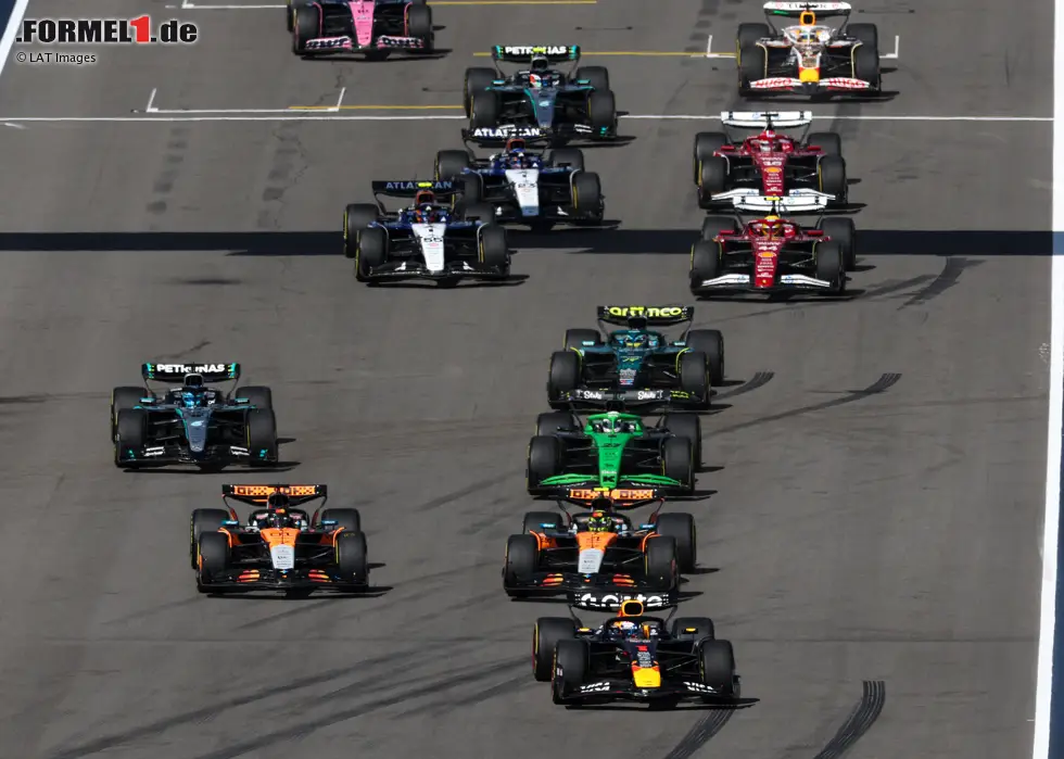 Der Start zum Sprintrennen in Austin: Max Verstappen (vorne) kommt am besten weg und führt, dahinter versucht Oscar Piastri (links) eine Attacke gegen Lando Norris (rechts) in Kurve 1. Foto zur News: Der Start zum Sprintrennen in Austin: Max Verstappen (vorne) kommt am besten weg und führt, dahinter versucht Oscar Piastri (links) eine Attacke gegen Lando Norris (rechts) in Kurve 1.