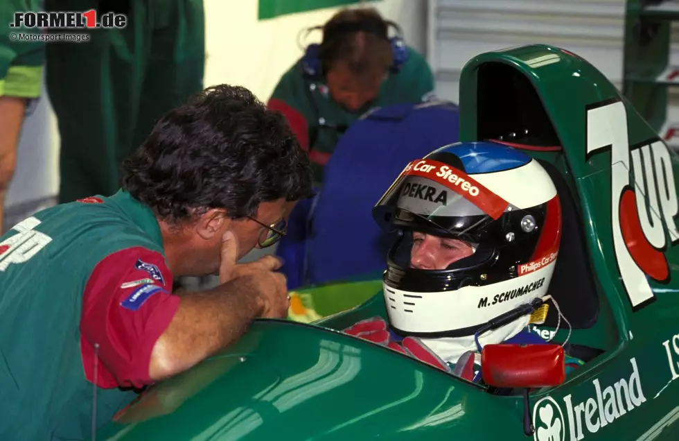 Michael Schumacher (1991): Das berühmteste Jordan-Debüt dauert nur ein Rennen. In Spa 1991 geht "Schumis" Stern mit Startplatz sieben auf. Obwohl er im Rennen nur wenige Kurven weit kommt, greift Flavio Briatore zu und holt ihn sofort zu Benetton. Der Rest seiner Karriere ist Geschichte. Foto zur News: Michael Schumacher (1991): Das berühmteste Jordan-Debüt dauert nur ein Rennen. In Spa 1991 geht "Schumis" Stern mit Startplatz sieben auf. Obwohl er im Rennen nur wenige Kurven weit kommt, greift Flavio Briatore zu und holt ihn sofort zu Benetton. Der Rest seiner Karriere ist Geschichte.