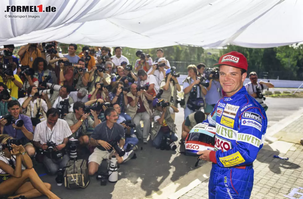 Rubens Barrichello (1993): Deutlich länger hält Barrichello in der Formel 1 durch, nämlich 19 Jahre. Die ersten vier Jahre verbringt er bei Jordan, wo es zunächst holprig mit nur einem Punktergebnis losgeht. Doch der Brasilianer weiß später auf sich aufmerksam zu machen und landet über Stewart bei Ferrari, wo er zwei Mal Vize-WM wird. Foto zur News: Rubens Barrichello (1993): Deutlich länger hält Barrichello in der Formel 1 durch, nämlich 19 Jahre. Die ersten vier Jahre verbringt er bei Jordan, wo es zunächst holprig mit nur einem Punktergebnis losgeht. Doch der Brasilianer weiß später auf sich aufmerksam zu machen und landet über Stewart bei Ferrari, wo er zwei Mal Vize-WM wird.