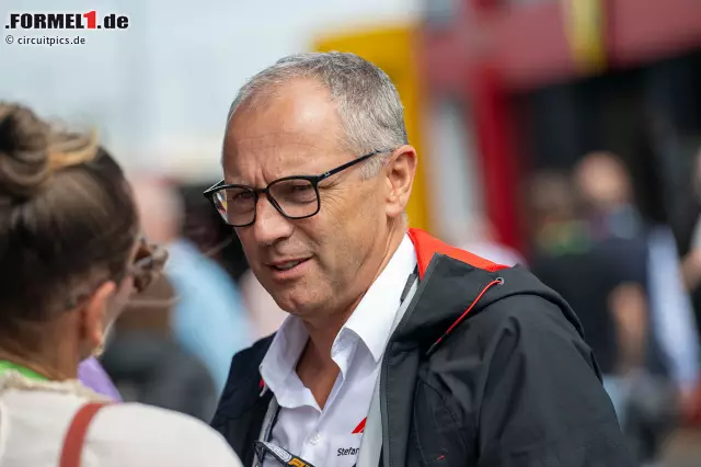 Foto zur News: Stefano Domenicali (Formel-1-Boss): "Eddie war eine prägende Figur einer Ära der Formel 1, und wir werden ihn schmerzlich vermissen. Mit seiner unerschöpflichen Energie wusste er stets, wie er Menschen ein Lächeln ins Gesicht zaubern konnte, und blieb dabei immer authentisch und brillant."