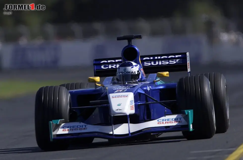 Foto zur News: Kimi Räikkönen kommt 2001 als großteils unbeschriebenes Blatt in die Formel 1, doch Peter Sauber hält große Stücke auf ihn - und wird nicht enttäuscht: Nach einem Jahr ist Räikkönen schon McLaren-Fahrer und ...
