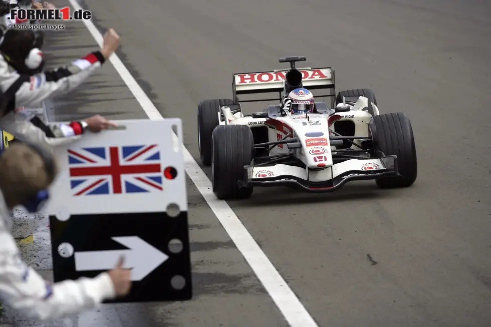 Foto zur News: ... Jahre später findet er bei British American Racing und Honda in die Erfolgsspur: Auf seinen ersten Sieg 2006 in Ungarn folgt ...