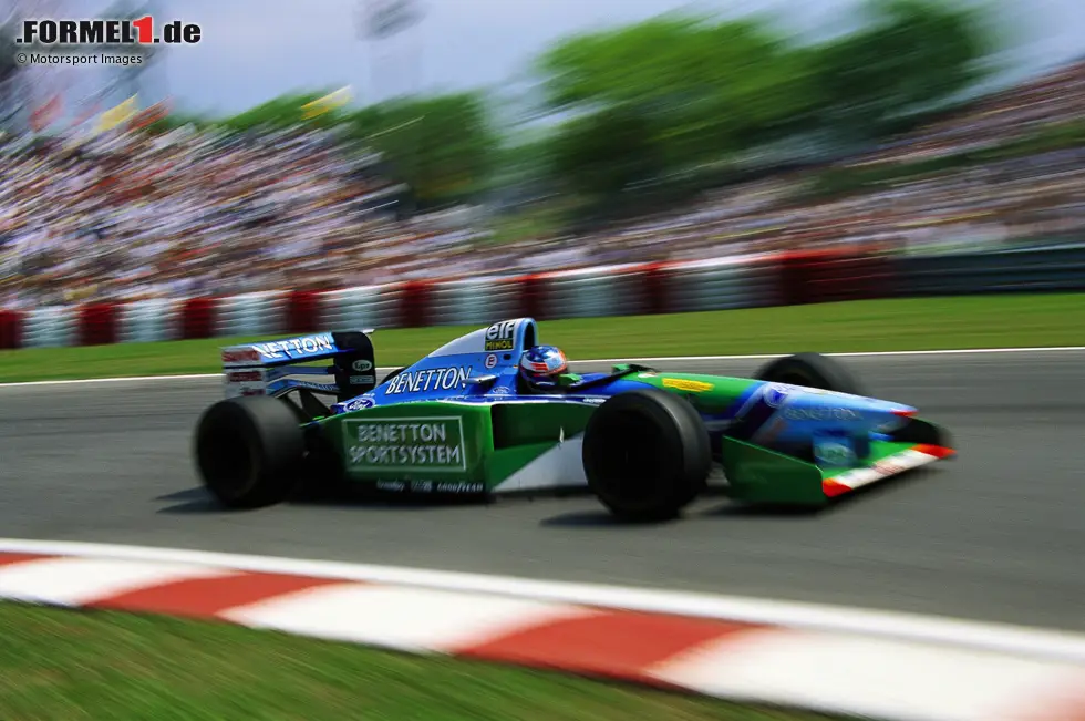 Foto zur News: ... zweites Rennen fährt er für Benetton, wo ihm 1994 der Durchbruch gelingt: Schumacher wird erster deutscher Formel-1-Weltmeister und ...