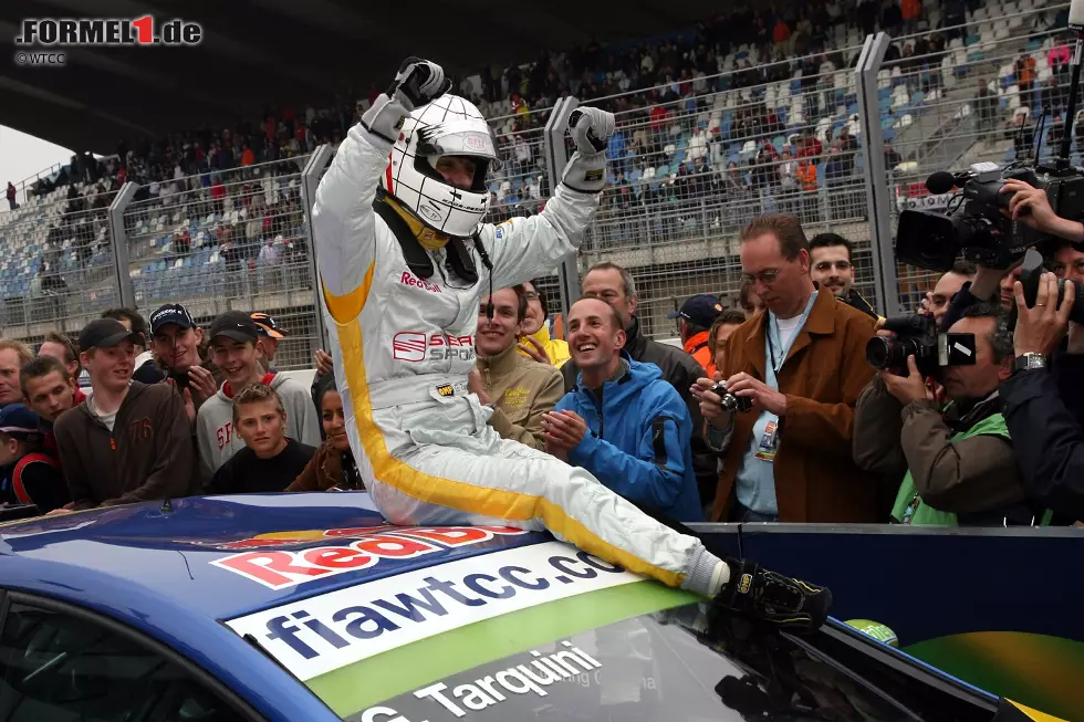 Im Tourenwagen läuft es jedoch umso besser: 1994 gewinnt Tarquini die britische Meisterschaft und 2003 die Europameisterschaft für Alfa Romeo, 2009 außerdem die Weltmeisterschaft für SEAT. Foto zur News: Im Tourenwagen läuft es jedoch umso besser: 1994 gewinnt Tarquini die britische Meisterschaft und 2003 die Europameisterschaft für Alfa Romeo, 2009 außerdem die Weltmeisterschaft für SEAT.