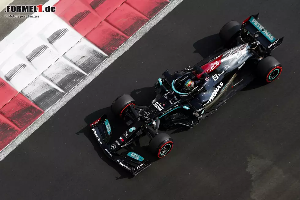 ... könnte Hamilton gleich den achten Titel folgen lassen, doch er unterliegt im kontroverse Abu-Dhabi-Finale 2021 gegen Max Verstappen. Und unter dem ab 2022 geltenden neuen Reglement tut sich Mercedes schwer, weshalb ... Foto zur News: ... könnte Hamilton gleich den achten Titel folgen lassen, doch er unterliegt im kontroverse Abu-Dhabi-Finale 2021 gegen Max Verstappen. Und unter dem ab 2022 geltenden neuen Reglement tut sich Mercedes schwer, weshalb ...