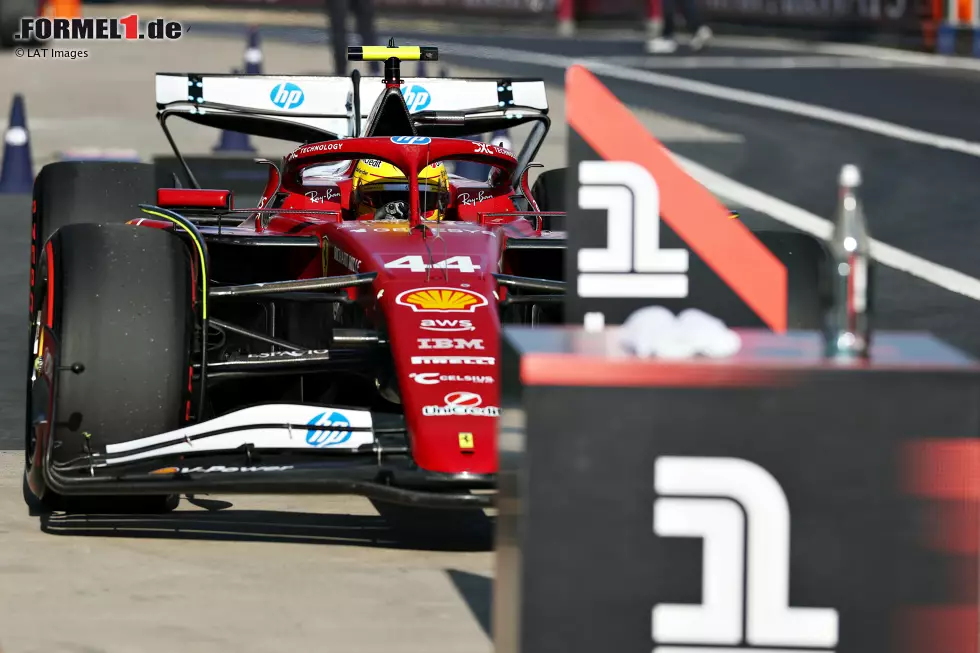 ... ist gleich beim zweiten Renneinsatz in China wieder vorne: Hamilton gewinnt den Sprint und damit bereits für das dritte Team. Foto zur News: ... ist gleich beim zweiten Renneinsatz in China wieder vorne: Hamilton gewinnt den Sprint und damit bereits für das dritte Team.