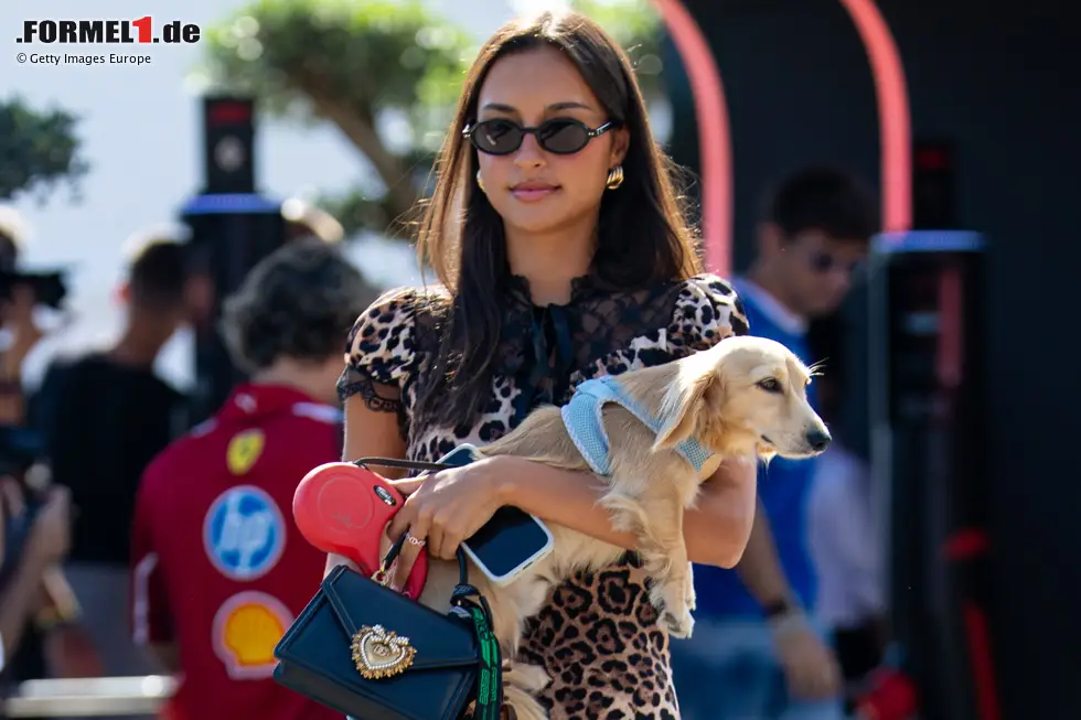 Foto zur News: Alexandra Saint Mleux aus Frankreich (hier mit Hund Leo) arbeitet als Model und Influencerin. 2023 machten sie und Leclerc ihre Beziehung offiziell.