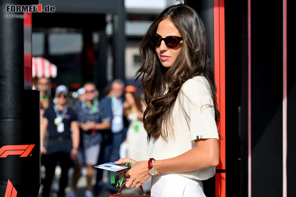 Foto zur News: Carmen Montero Mundt studierte Business-Management und arbeitet im Finanzbereich. Sie stammt aus Jerez in Spanien und ist seit 2020 mit George Russell zusammen.