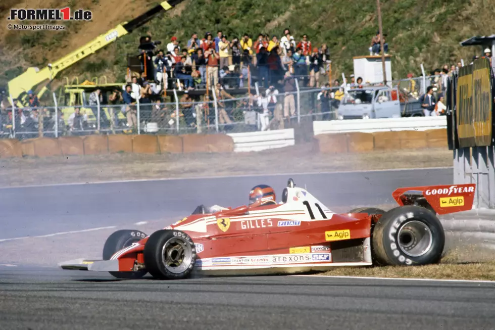 Schon sein zweites Rennen für Ferrari endet vorzeitig: Villeneuve kollidiert mit Tyrrell-Fahrer Ronnie Peterson. Schlimmer noch: Der Ferrari hebt ab und landet in einer Gruppe Zuschauer, die in einer Sperrzone stehen. Zwei Personen sterben, sieben weitere werden verletzt. Villeneuve wird nicht verantwortlich gemacht. Foto zur News: Schon sein zweites Rennen für Ferrari endet vorzeitig: Villeneuve kollidiert mit Tyrrell-Fahrer Ronnie Peterson. Schlimmer noch: Der Ferrari hebt ab und landet in einer Gruppe Zuschauer, die in einer Sperrzone stehen. Zwei Personen sterben, sieben weitere werden verletzt. Villeneuve wird nicht verantwortlich gemacht.