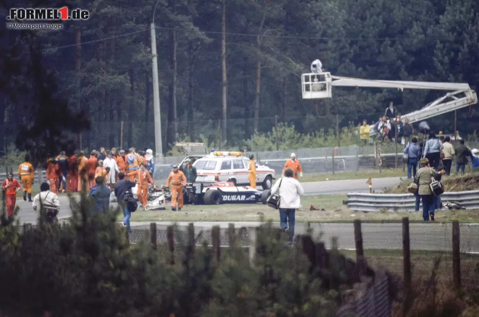 ... Villeneuve läuft auf March-Fahrer Jochen Mass auf. Nach einem Missverständnis kommt es zur Kollision: Das Villeneuve-Auto steigt auf und hebt ab. Beim Aufprall bricht es auseinander, Villeneuve wird herausgeschleudert und prallt in die Fangzäune. Er verliert sofort das Bewusstsein. Foto zur News: ... Villeneuve läuft auf March-Fahrer Jochen Mass auf. Nach einem Missverständnis kommt es zur Kollision: Das Villeneuve-Auto steigt auf und hebt ab. Beim Aufprall bricht es auseinander, Villeneuve wird herausgeschleudert und prallt in die Fangzäune. Er verliert sofort das Bewusstsein.