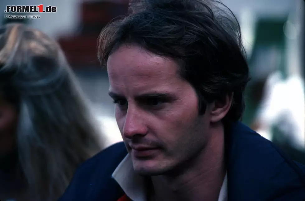 Rasch sind Ärzte und Ersthelfer zur Stelle, Villeneuve wird ins Krankenhaus transportiert. Dort stellt man einen Genickbruch fest, kann aber nichts mehr für ihn tun. Gilles Villeneuve wird noch am Abend für tot erklärt. Er hinterlässt seine Frau und zwei Kinder. Sein Sohn Jacques ... Foto zur News: Rasch sind Ärzte und Ersthelfer zur Stelle, Villeneuve wird ins Krankenhaus transportiert. Dort stellt man einen Genickbruch fest, kann aber nichts mehr für ihn tun. Gilles Villeneuve wird noch am Abend für tot erklärt. Er hinterlässt seine Frau und zwei Kinder. Sein Sohn Jacques ...