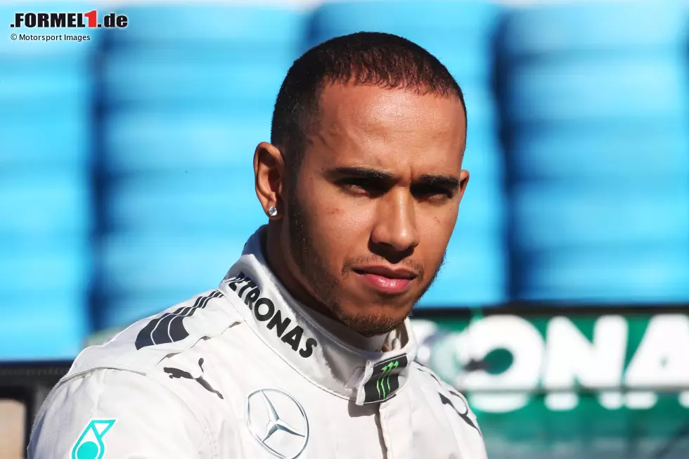 4. Februar 2013: Hamilton ist dem Rat von Niki Lauda gefolgt und schließt sich dem Mercedes-Werksteam an. Doch sein Fahrdebüt für die "Silberpfeile" steht unter keinem guten Stern, weil ... Foto zur News: 4. Februar 2013: Hamilton ist dem Rat von Niki Lauda gefolgt und schließt sich dem Mercedes-Werksteam an. Doch sein Fahrdebüt für die "Silberpfeile" steht unter keinem guten Stern, weil ...