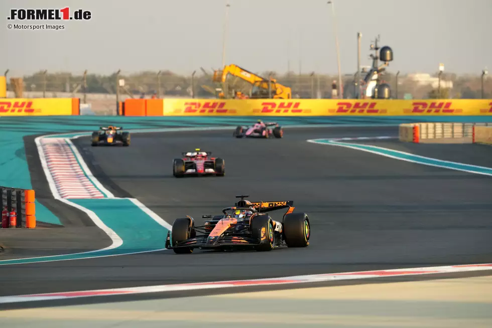 Dezember 2024: Red Bull fällt in der Konstrukteurswertung nicht nur hinter McLaren, sondern auch noch hinter Ferrari zurück und belegt nur Platz drei in der WM. Die Dominanz des Teams ist endgültig beendet. Foto zur News: Dezember 2024: Red Bull fällt in der Konstrukteurswertung nicht nur hinter McLaren, sondern auch noch hinter Ferrari zurück und belegt nur Platz drei in der WM. Die Dominanz des Teams ist endgültig beendet.