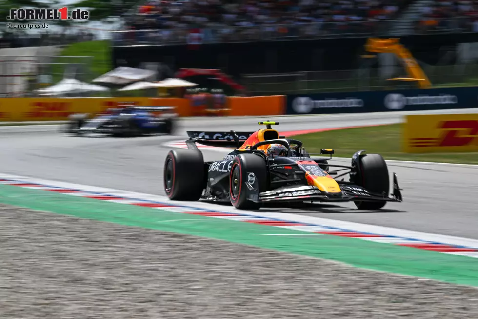 Juni 2025: Nach dem Spanien-Grand-Prix belegt Red Bull nur noch den vierten Platz in der Konstrukteurswertung: McLaren, Ferrari und Mercedes sind besser klassiert, das Fahrverhalten des Red Bull RB21 ist schwieriger denn je. Selbst Verstappen meckert wiederholt. Foto zur News: Juni 2025: Nach dem Spanien-Grand-Prix belegt Red Bull nur noch den vierten Platz in der Konstrukteurswertung: McLaren, Ferrari und Mercedes sind besser klassiert, das Fahrverhalten des Red Bull RB21 ist schwieriger denn je. Selbst Verstappen meckert wiederholt.