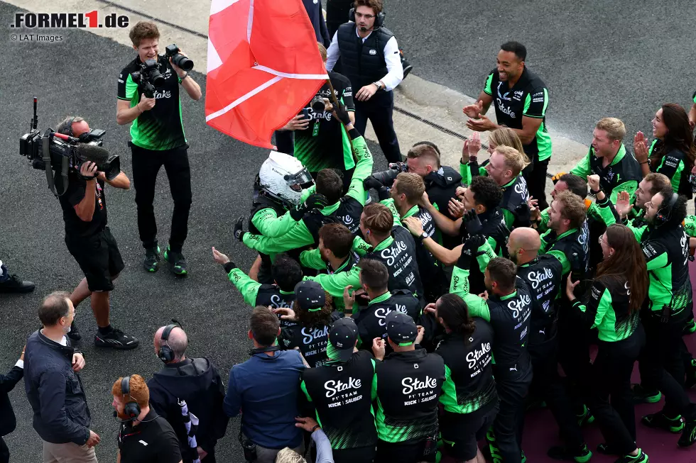 ... und wird begeistert empfangen von seinem Sauber-Team in der Boxengasse. Foto zur News: ... und wird begeistert empfangen von seinem Sauber-Team in der Boxengasse.