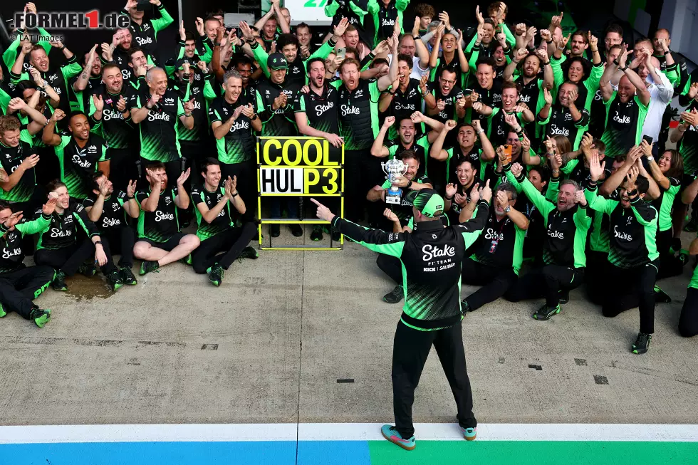 Der Deutsche "dirigiert" den Jubel des Teams, bis alle ihre Positionen für das Foto eingenommen haben, und ... Foto zur News: Der Deutsche "dirigiert" den Jubel des Teams, bis alle ihre Positionen für das Foto eingenommen haben, und ...