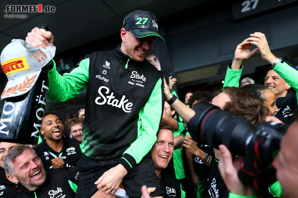 Dann geht es hinaus in die Boxengasse zum Teamfoto, wobei Hülkenberg auf Schultern getragen wird. Foto zur News: Dann geht es hinaus in die Boxengasse zum Teamfoto, wobei Hülkenberg auf Schultern getragen wird.