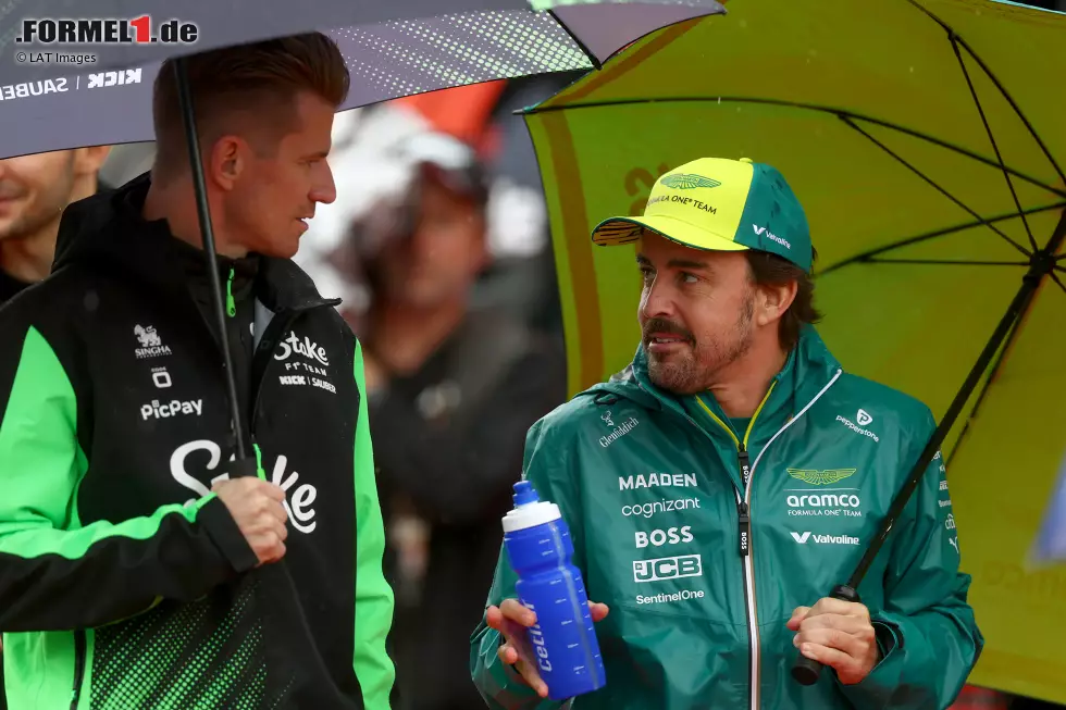 Fernando Alonso (Aston Martin): "Ich freue mich riesig für ihn. Einer der besten Fahrer im Feld, der nie die Chance hatte, ein richtig gutes Auto unterm Hintern zu haben. Ja, ich bin wirklich, wirklich sehr glücklich für ihn und hoffe, dass er das genießt." Foto zur News: Fernando Alonso (Aston Martin): "Ich freue mich riesig für ihn. Einer der besten Fahrer im Feld, der nie die Chance hatte, ein richtig gutes Auto unterm Hintern zu haben. Ja, ich bin wirklich, wirklich sehr glücklich für ihn und hoffe, dass er das genießt."