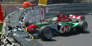 Foto zur News: Der Diamanten-Unfall von Jaguar in Monaco 2004
