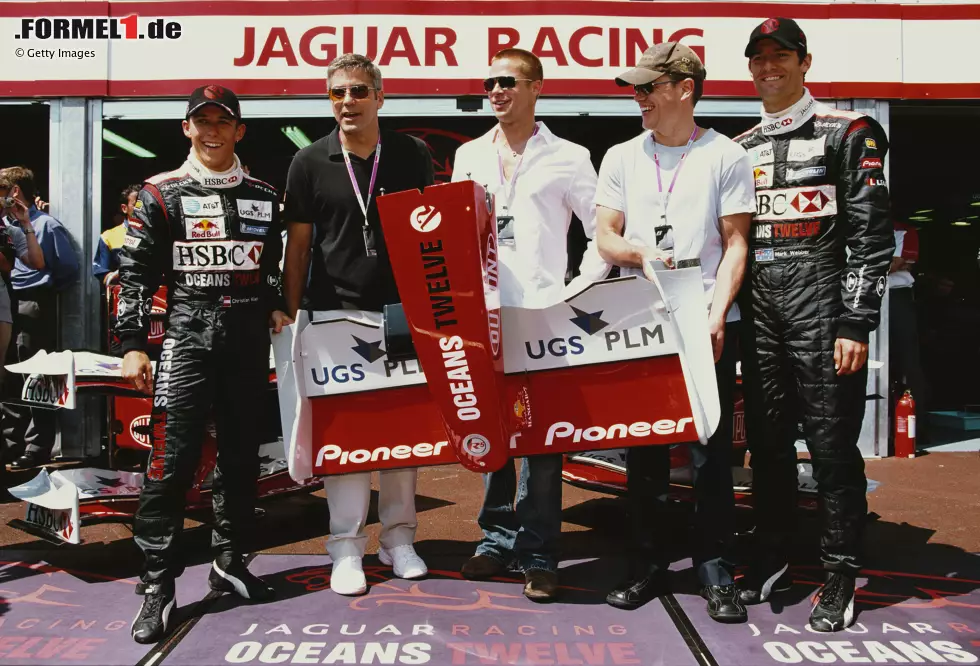 George Clooney, Brad Pitt und Matt Damon posieren mit den Jaguar-Fahrern Christian Klien und Mark Webber, weil Jaguar beim Monaco-Grand-Prix den Film "Ocean's Twelve" bewirbt. Foto zur News: George Clooney, Brad Pitt und Matt Damon posieren mit den Jaguar-Fahrern Christian Klien und Mark Webber, weil Jaguar beim Monaco-Grand-Prix den Film "Ocean's Twelve" bewirbt.