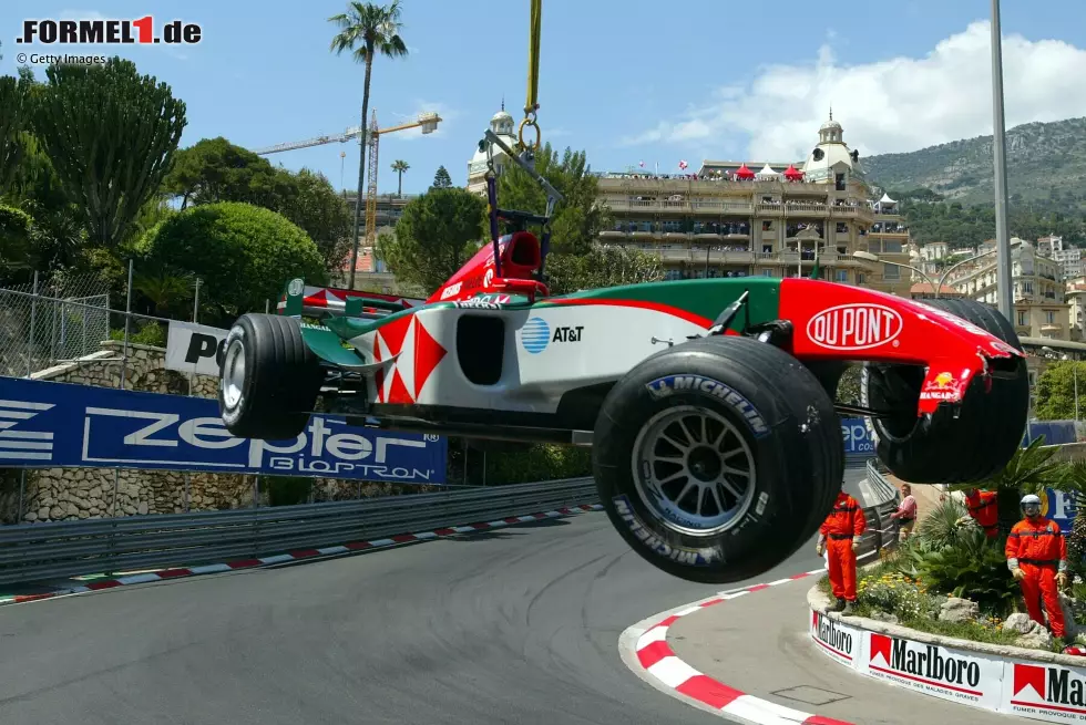 ... verliert sich die Spur des Diamanten auf der Nase des Jaguar R5 von Klien. Denn in diesem Bild vom Auto am Kranhaken ist der betreffende Teil der Frontpartie nicht mehr vorhanden und ... Foto zur News: ... verliert sich die Spur des Diamanten auf der Nase des Jaguar R5 von Klien. Denn in diesem Bild vom Auto am Kranhaken ist der betreffende Teil der Frontpartie nicht mehr vorhanden und ...