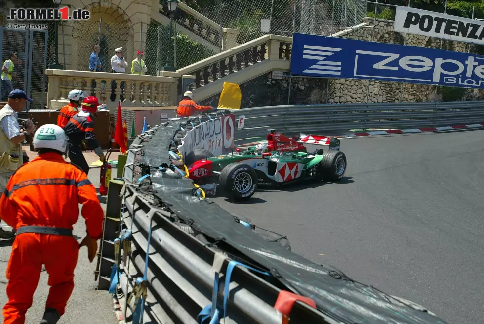 Foto zur News: ... im Rennen verunfallt Klien in der Monaco-Haarnadel und kracht rechts vorne in die Banden.