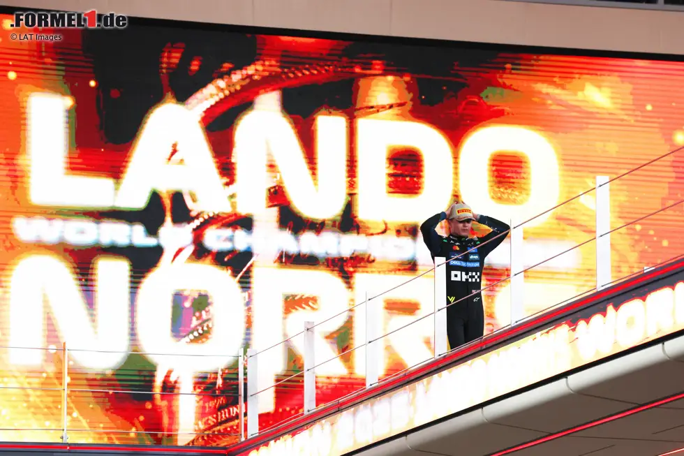 Foto zur News: Auf dem Weg zur Siegerehrung für den Grand Prix in Abu Dhabi, den Norris als Dritter beendet hat.