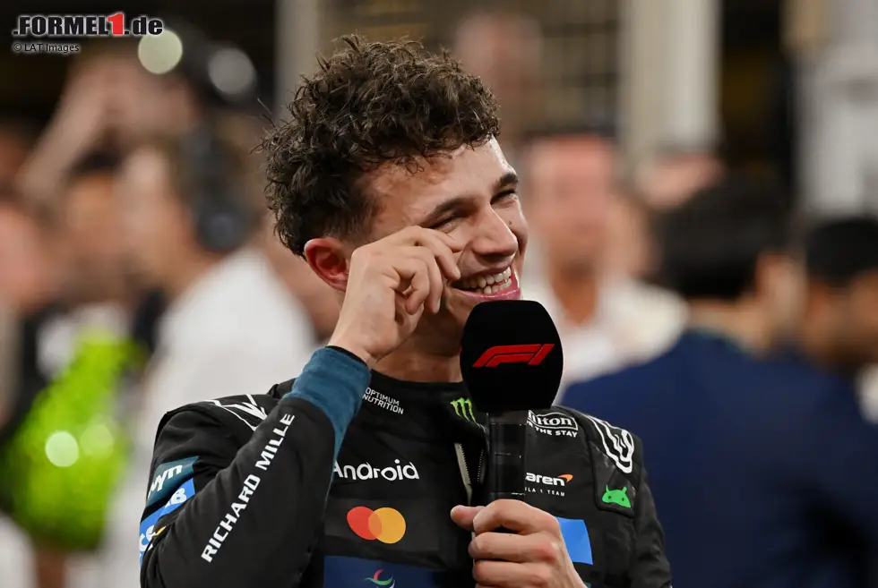 Foto zur News: Das erste Interview direkt an der Rennstrecke: Norris ist erleichtert und glücklich.