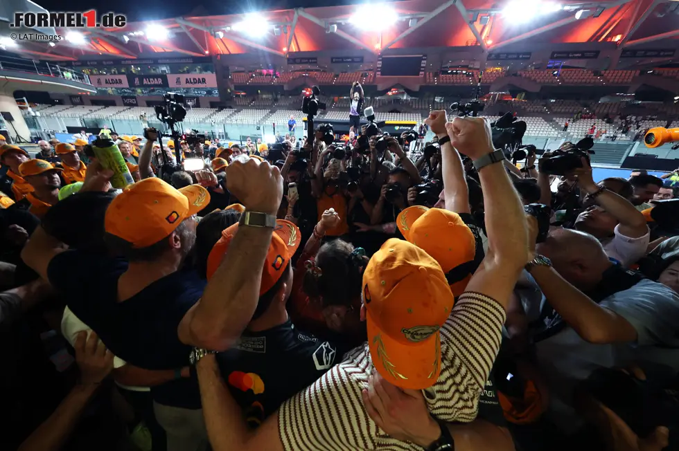 Foto zur News: ... und die Weltpresse schaut zu durch etliche Fotografen und Kamerateams.