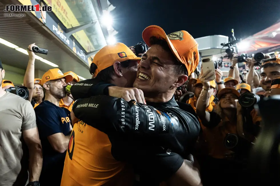 Foto zur News: Zurück in der Boxengasse bleibt es feucht-fröhlich: Norris herzt und drückt alle, die ihm etwas bedeuten.