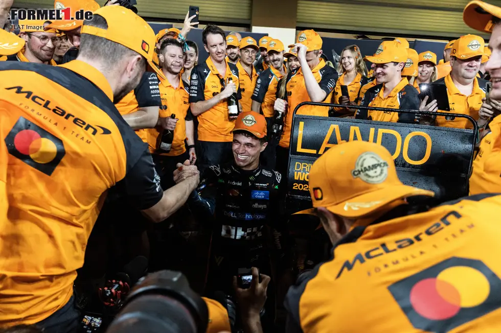 Foto zur News: Die Gratulationen halten immer noch an, als sich McLaren zum traditionellen Abschlussfoto versammelt, ...